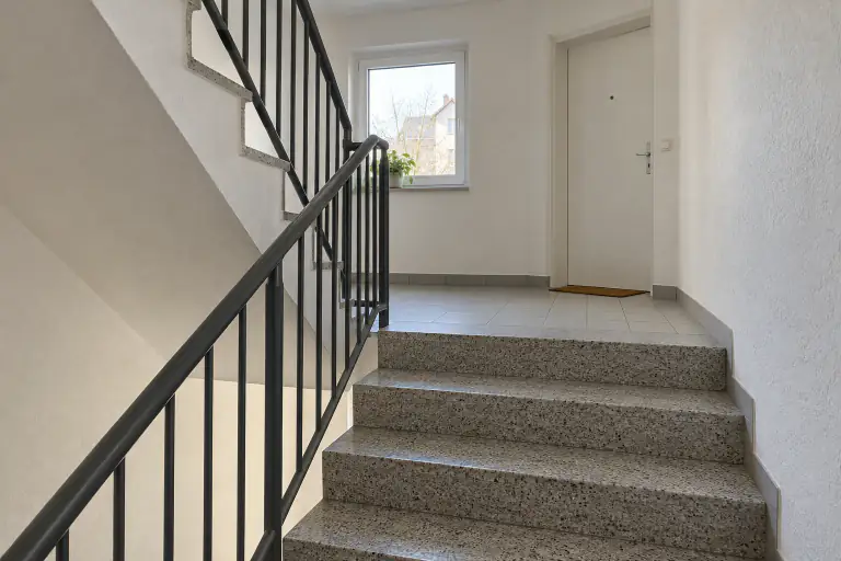 Treppenhaus eines Mehrfamilienhauses aus den 1990er-Jahren